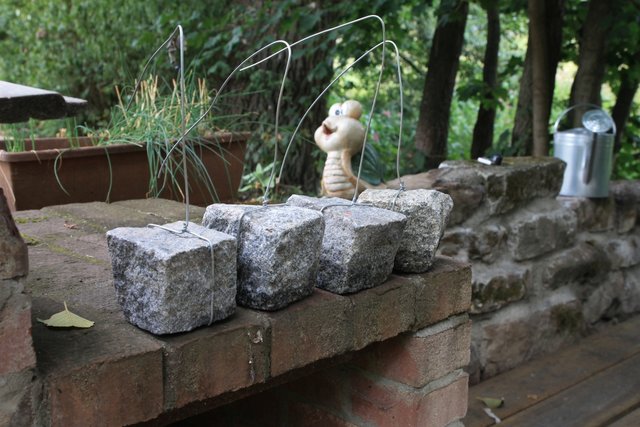 IMG_8161.JPG (558.85 KiB) 9189 mal betrachtet Hier warten 4 Stück. 8'er Granitpflaster aufs Feuer. Jeder Stein hängt an einem Aludrahte (abisolierter Spanndraht vom Zaun) um Ihn komfortabel in die WÜrze tauchen zu können.