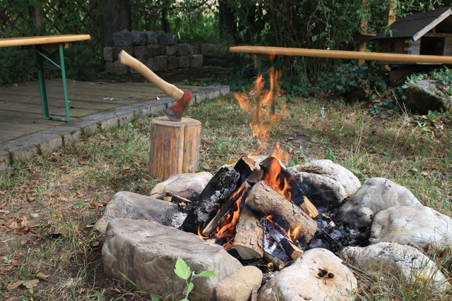 IMG_8163.JPG (702.63 KiB) 9201 mal betrachtet Inzwischen schon mal für die nötige Glut sorgen um die Granitsteine zu erhitzen.