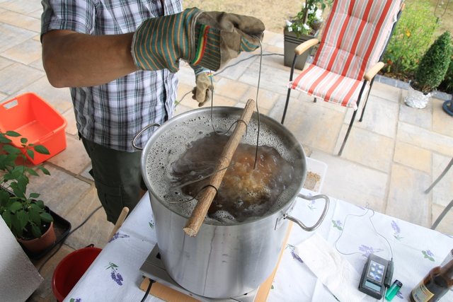 IMG_8189.JPG (554.91 KiB) 9009 mal betrachtet Nun also der große Augenblick. Die Granitpflaster liegen inzwischen eine gute Stunde in der Glut. Temperatur konnte ich nicht messen, aber es hat ordentlich gezischt. Beim Eintauchen hat sich ein leichter Zuckerwatteduft verbreitet ... irgendwie lecker. Auch Minuten nachdem der Stein in der Würze hängt hält ein leises Zischen an.