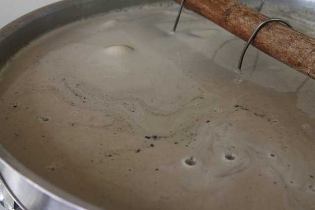 IMG_8190.JPG (365.3 KiB) 8862 mal betrachtet Anschliessend liegt eine sehr feine "Crema" auf der Würze. Sieht ein bisschen aus wie beim Capuccino. Ich hab die aber zusammen mit ein paar Rußresten abgeschöpft.