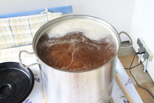 IMG_8196.JPG (416.09 KiB) 9263 mal betrachtet Weiter mit Hopfen kochen. Wie im Rezept geschrieben sind 55g Spalt für die Bittere verantwortlich. In der Regel nehm ich weniger, da ich aber durchs "Toasten" mehr Restsüße erwarte bin ich mit der Hopfenmenge etwas hoch gegangen. Mal sehen.