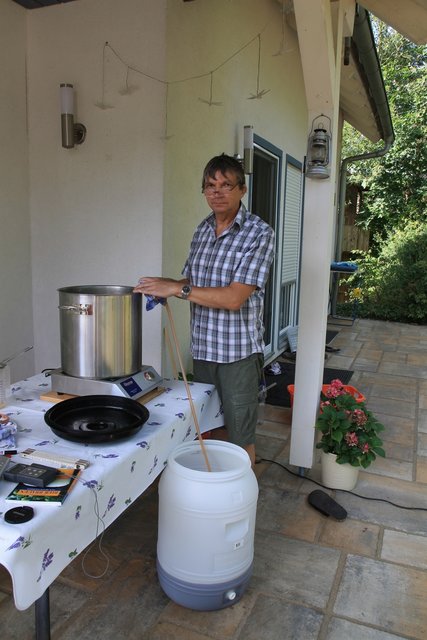 IMG_8202.JPG (1.1 MiB) 9441 mal betrachtet Schließlich noch den Whirlpool anwerfen und 10 min. später abschlauchen. Hier übrigens der Braumeister höchspersönlich im Einsatz ;-)