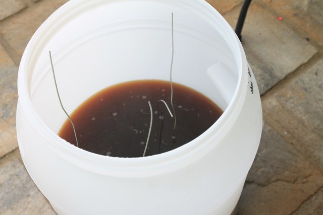 IMG_8203.JPG (302.15 KiB) 9009 mal betrachtet Aktiv Kühlen tu ich nicht. Mein Sud kühlt über Nacht im Keller auf Anstelltemperatur ab. Währen dieser Zeit liegen auch die Steine in der Würze. Der restliche Karamellzucker der evtl. noch in den Poren der Steine haftet hat dannn noch die Chance sich zu lösen. Das ist aber nur meine Theorie. Keine Ahnung ob das wirklich Einfluß auf den Geschmack hat.