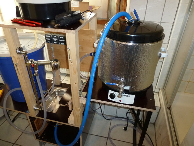 Die Vorderwürze wird vom Läutergrant (GN-Behälter mit Borddurchlass) mit der bekannten Rotek-Pumpe in die Sudpfanne gepumpt.