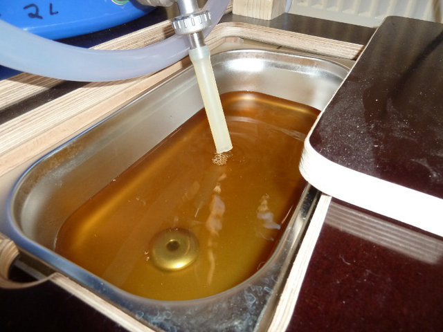 Geläutert wird mit Panzerschlauch. Klarlauf nach knapp 2L. Läuterdauer etwa eine Stunde.