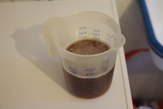 Carbonisiert wird mit Haushaltszucker. Für 5,5% CO2 werden also 180g Zucker in 1l Jungbier gelöst und in dem zweiten Behälter zum Umschlauchen vorgelegt.