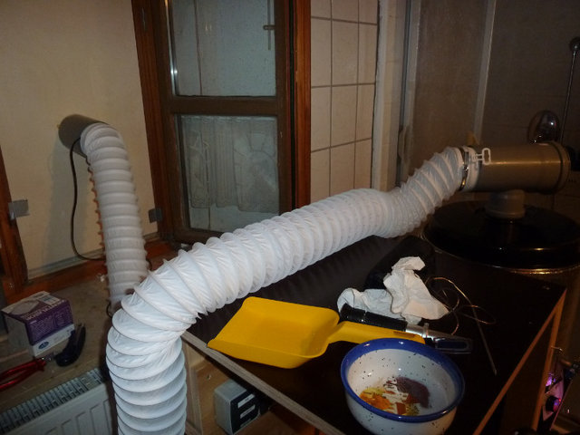 Über den Flexschlauch geht's ins freie mit dem Dampf. Wo das Kabel rauskommt sitzt ein Rohrlüfter.