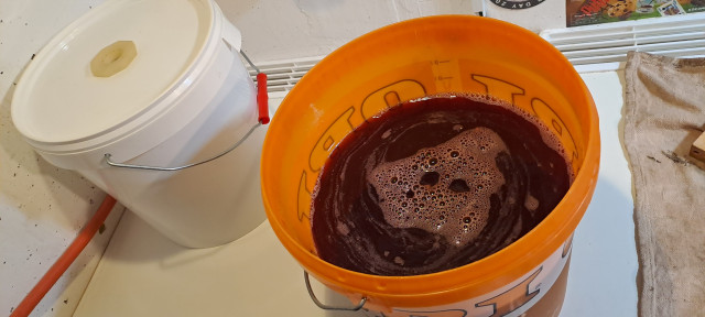 20230922_170853.jpg (1.68 MiB) 10172 mal betrachtet Rechts der Saft, links der Traubentrester