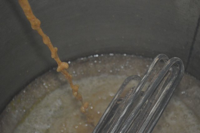 Die Vorderwürze plätschert in die Pfanne