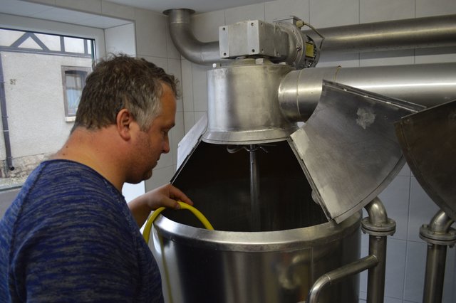 Nachgüsse werden aus dem Boiler per Gartenschlauch aufgebracht
