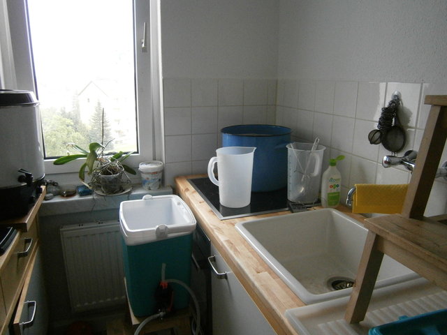 meine kleine Küchenbrauanlage: links der Nachgussbereiter Marke Silberrücken, mittig die Läuterkühlbox mit Panzerschlauch und rechts die Maische- und Würzepfanne 20 Liter DDR-Emailletopf