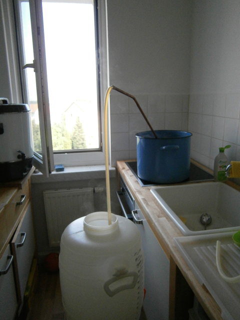 Hopfenseihen mittels gebogenem Kupferrohr und Edelstahlkratzschwamm.Das funktioniert mit den Dolden super.