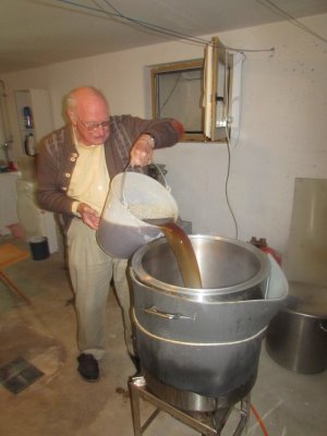 Umfüllen in die Würzepfanne (hier hatte ich ausnahmsweise etwas Hilfe durch meinen Vater)