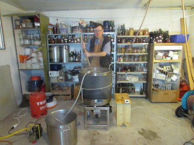 Würze kühlen (rechts kommt das Kühlwasser, fliesst durch einen Eintauchkühler und wird dann in einem Topf (links) aufgrfangen).