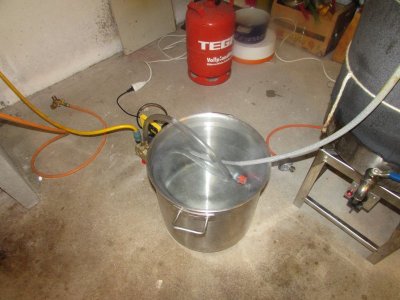 &quot;Auffangbehälter&quot; für das Kühlwasser. Das Wasser wird in die Regenwasserzisterne gepumpt.