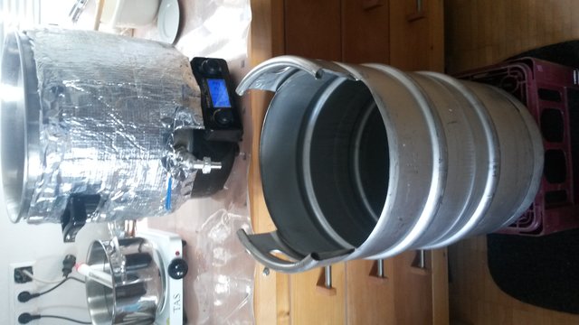 Geläutert wurde in ein 50 Liter Edelstahlkeg. Da hab ich einfach mit einer Trennscheibe den oberen Teil abgeflext.
