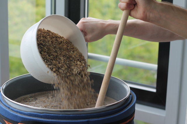 IMG_5263.JPG (3.1 MiB) 3372 mal betrachtet Einmaischen bei 73°C im Einkocher. Dadurch die 67°C Rasttemperatur relativ gut getroffen und über die gesamten 60 Minuten Rast kein weiteres heizen notwendig.