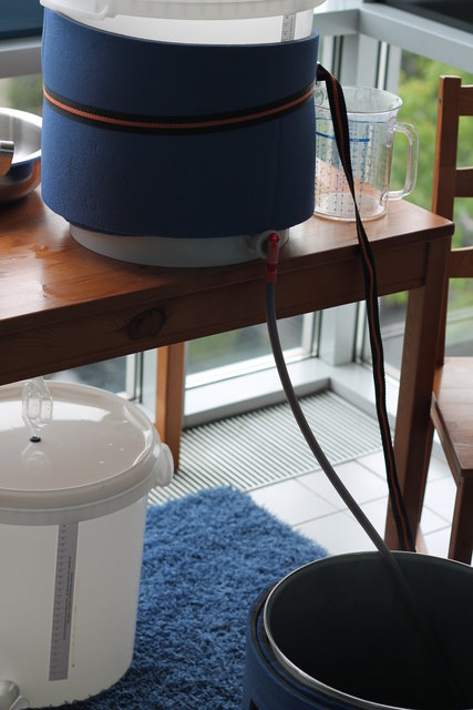 IMG_5273.JPG (3.2 MiB) 3372 mal betrachtet Haben alles in den Läuterbottich geschöpft. Den Einkocher schonmal fürs Würzekochen gereinigt. <br />Weil uns das ganze soviel Spaß gemacht hat haben wir diesen Prozess auch gleich doppelt ausgeführt. Wir haben nämlich bei der ganzen Euphorie wie gut doch alles klappt einfach mal vergessen auf 78°C aufzuheizen. Also: alles wieder zurück in den frisch geputzten Einkocher, Abmaischen und dann das ganze schöpfen nochmal von vorn.