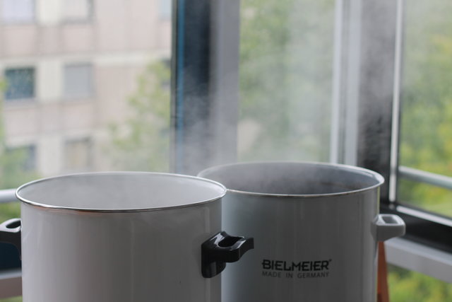 IMG_5285.JPG (2.37 MiB) 3372 mal betrachtet Würzekochen. Der isolierte Bielmeier-Kocher hat nach ner Weile schlapp gemacht. Blöder Überhitzungsschutz, da muss ich mir noch was überlegen. Haben dann spontan den Nachgusskocher mit ins Boot geholt. Nach 10min oder so hatte auch der Bielmeier wieder Lust und darum wurde die restliche Zeit aus 2 Rohren gefeuert. Stammwürze bei Kochbeginn 1.050 und bei Kochende 1.071.