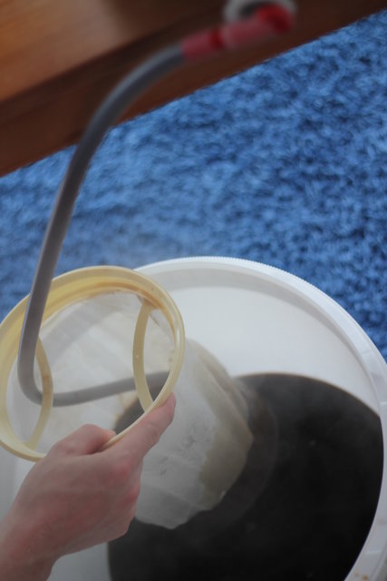 IMG_5287.JPG (2.79 MiB) 3372 mal betrachtet Hopfenseihen durch Monofilamentfilter. Hat sich ordentlich zugesetzt das Ding.