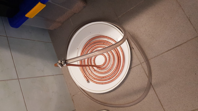 Spirale mit kleinen Bohrungen