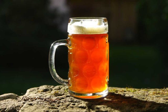 Nun das Ergebnis ist sehr lecker und süffig. <br />Die Steine konnte ich direkt jetzt nicht rausschmecken. Was aber definitiv anders ist, das Böckchen fühlt sich beim trinken sehr cremig/seidig an. Ein sehr angenehmer Eindruck.<br />Ansonsten fällt neben dem beim Bock gewollten starken Malzaroma der Karamellgeschmack auf.So mag ich das, wenn auch nach den ersten 3 Wochen noch nicht ganz rund.<br />Mit dem Bitterhopfenmenge würde ich beim nächsten mal vlt. etwas zurückgehen. Im Nachtrunk ist die Bittere noch deutlich erkennbar. Aber ich denke das geht mit der Kaltlagerung die ich jetzt für 2 Wochen gestartet habe noch etwas zurück.<br /><br />Alles in allem ... Experiment gelungen<br /><br />Prost