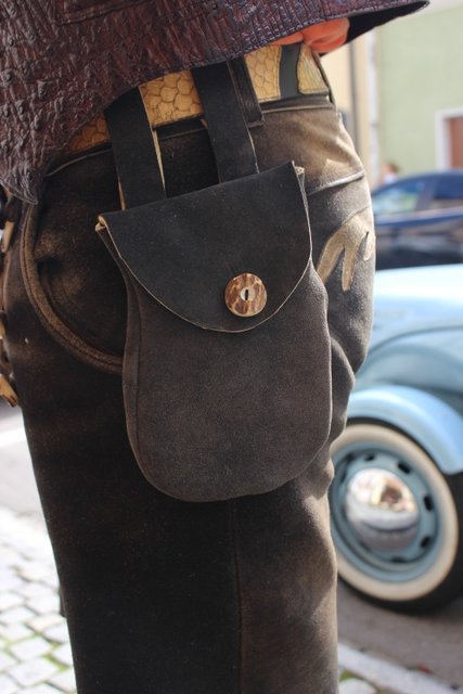 handytasche_lederhose.jpg